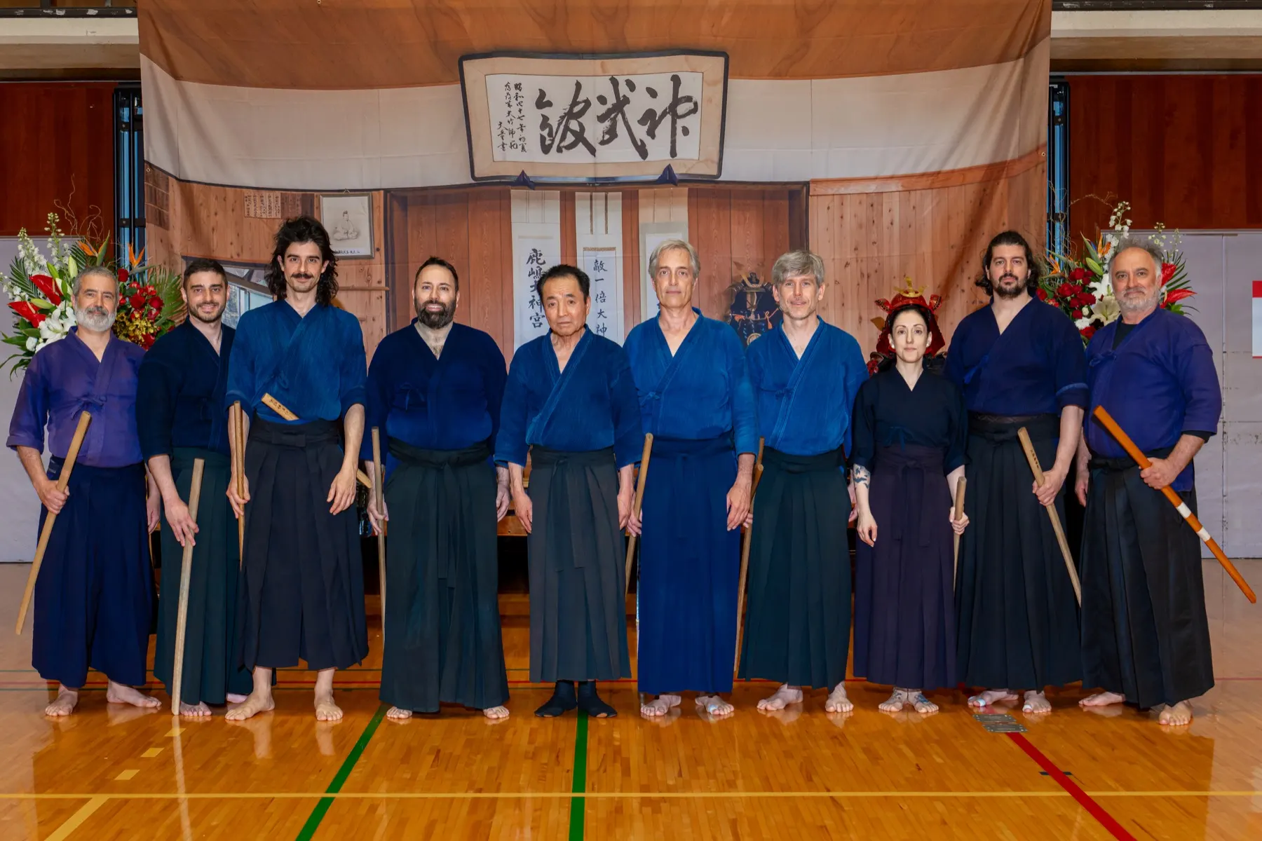 Practicantes de Katori Shintō-ryū junto a Ōtake Nobutoshi Shihan en el Shinbukan Dōjō
