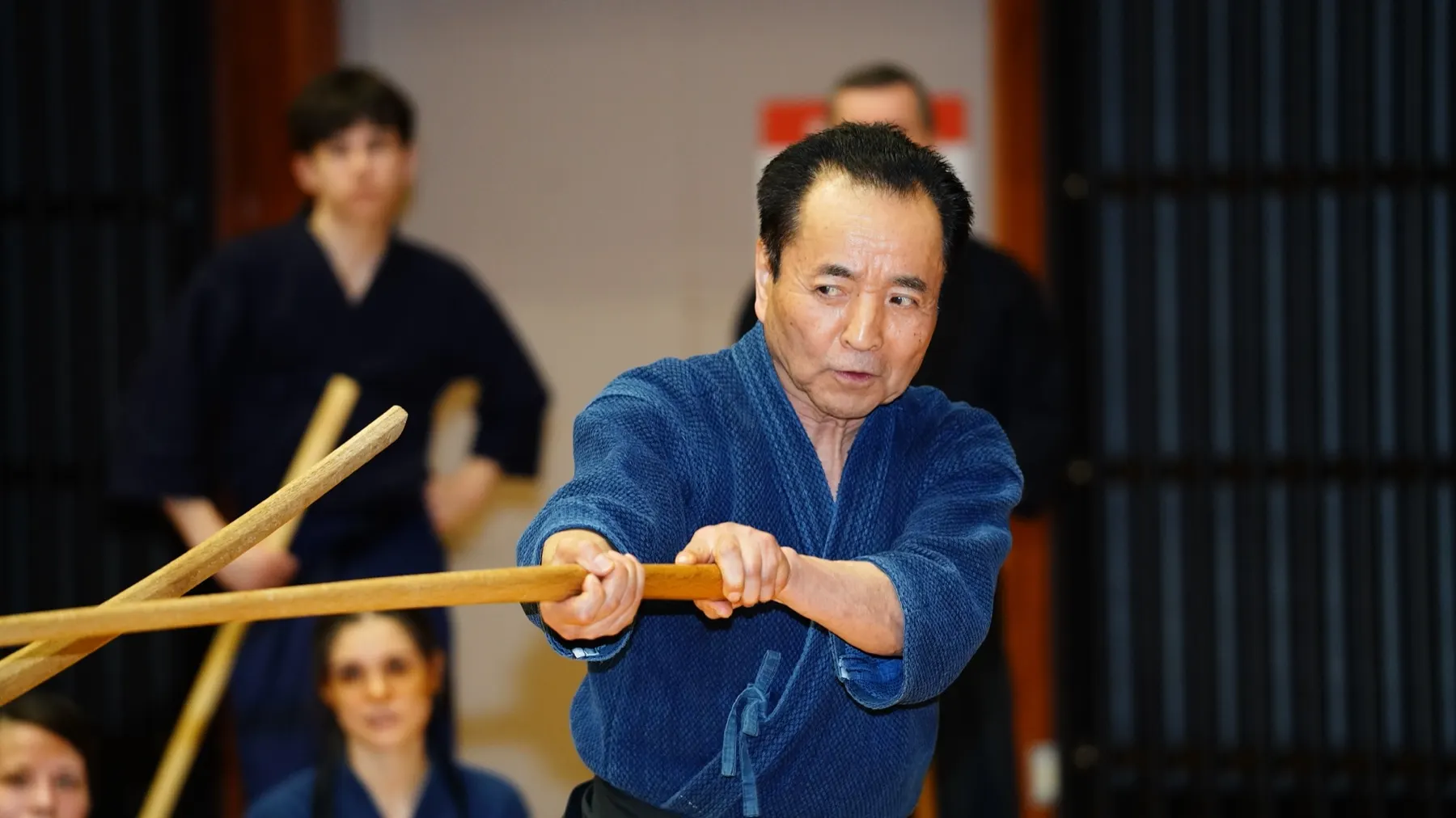 Ōtake Nobutoshi Shihan durante una demostración con bokken