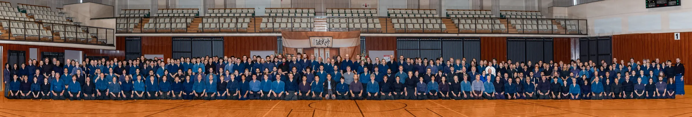 Fotografía de grupo de los participantes del Seminario Shinbukan 2026, con practicantes de 34 países